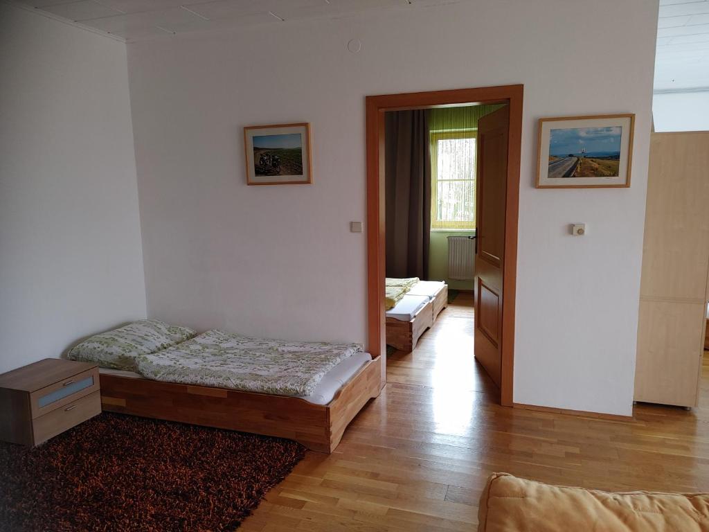 Wohnzimmer mit Blick ins Schlafzimmer